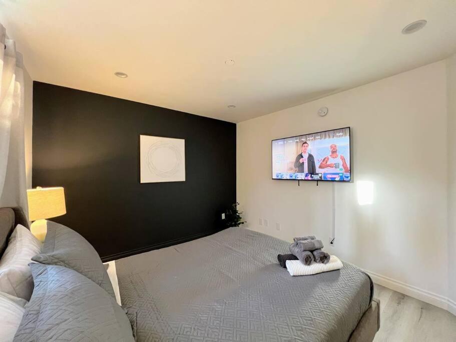 Hollywood Black Habitat Los Angeles Exterior photo