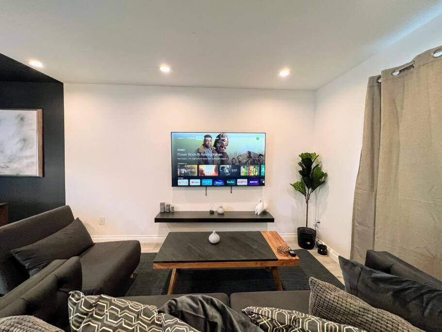 Hollywood Black Habitat Los Angeles Exterior photo