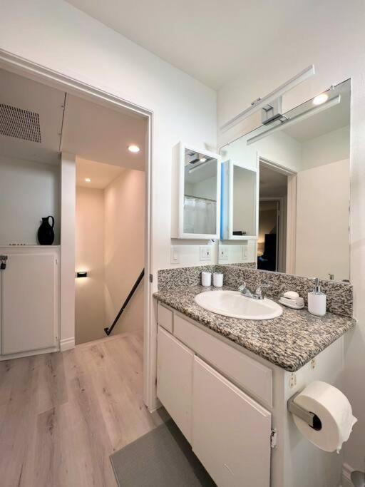 Hollywood Black Habitat Los Angeles Exterior photo